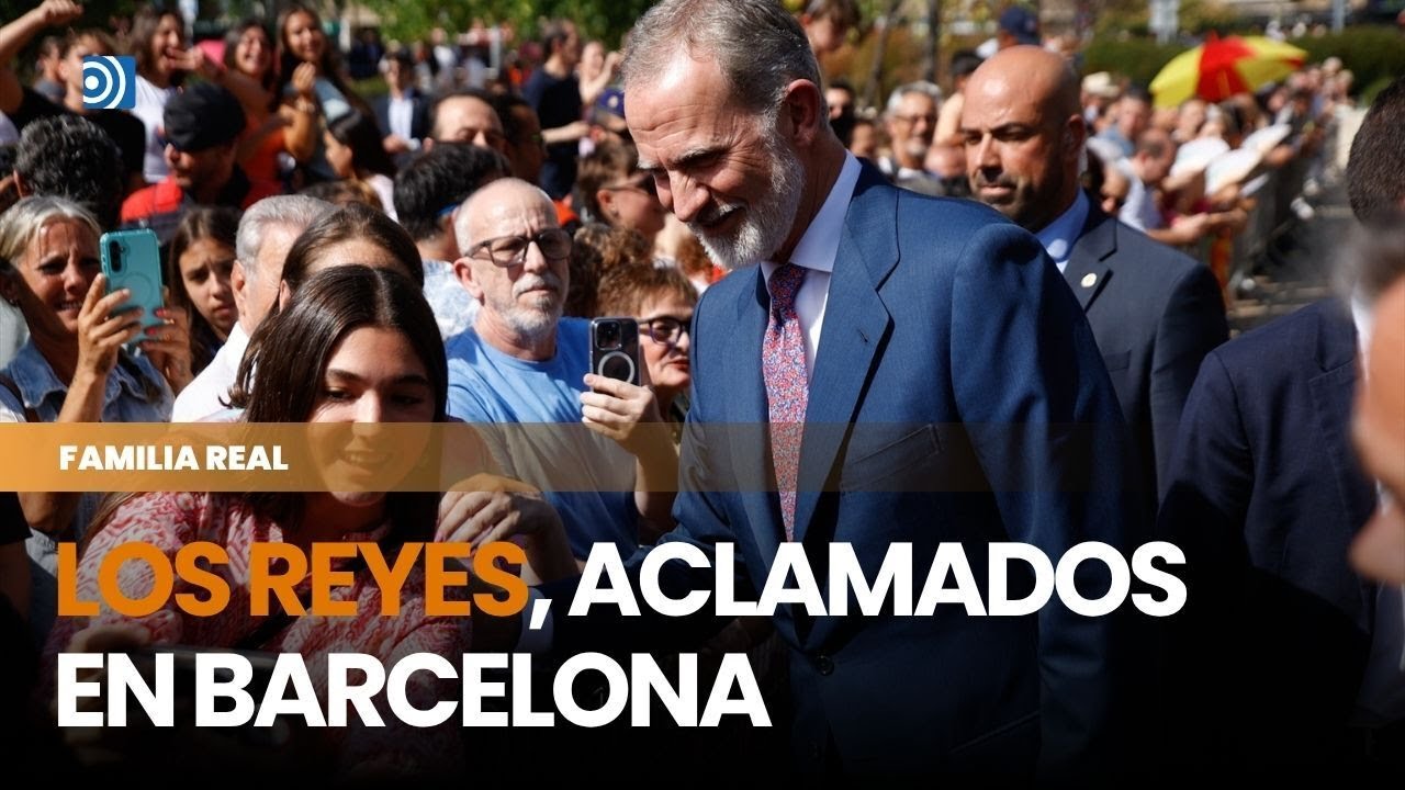 Los Reyes son aclamados y vitoreados por una multitud en Barcelona