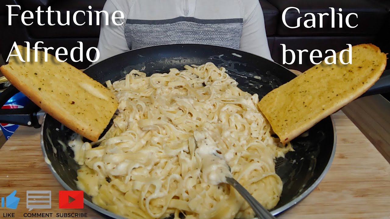 Cheesy fettuccine Alfredo and garlic bread 먹방 Mukbang Homemade Italian food