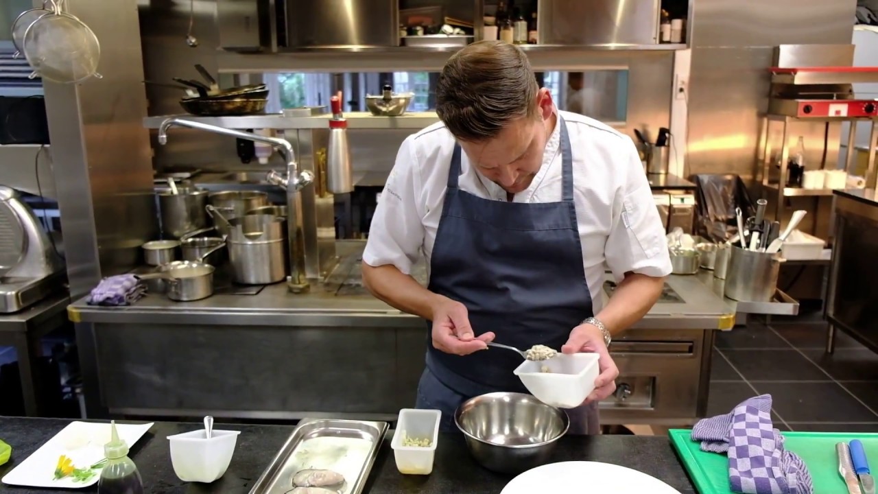 Ralf Berendsen prepares an oyster starter at La Source