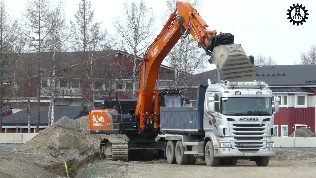Hitachi ZX300 with OQ tiltrotator Loading a Scania R400