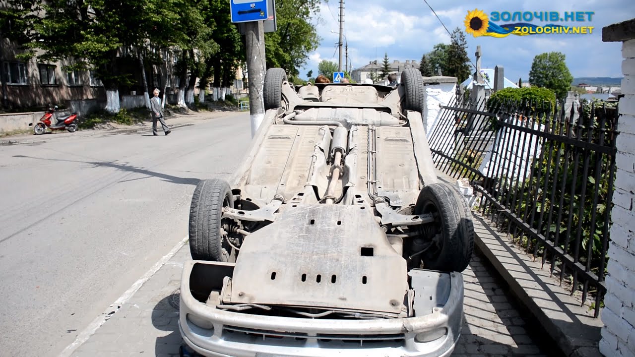 У Золочеві перевернувся автомобіль