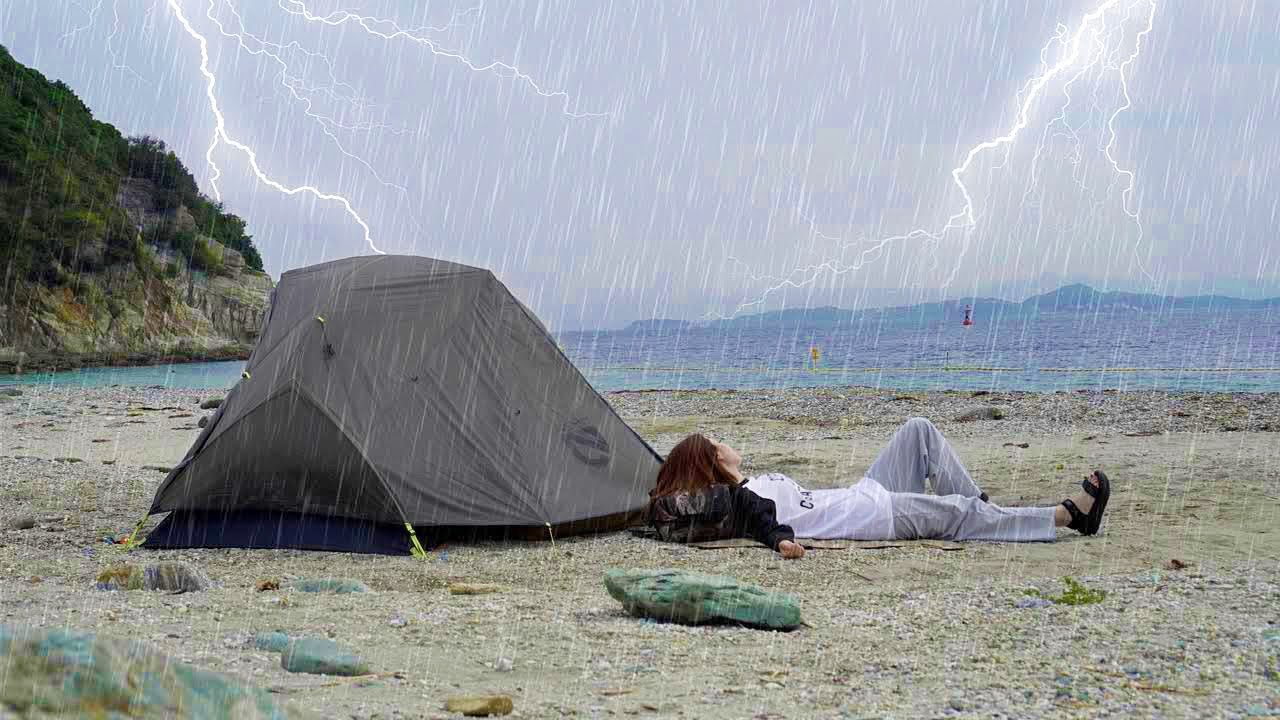 初無人島！突然の雷雨と強烈パリピ男たち【キャンプ女子】
