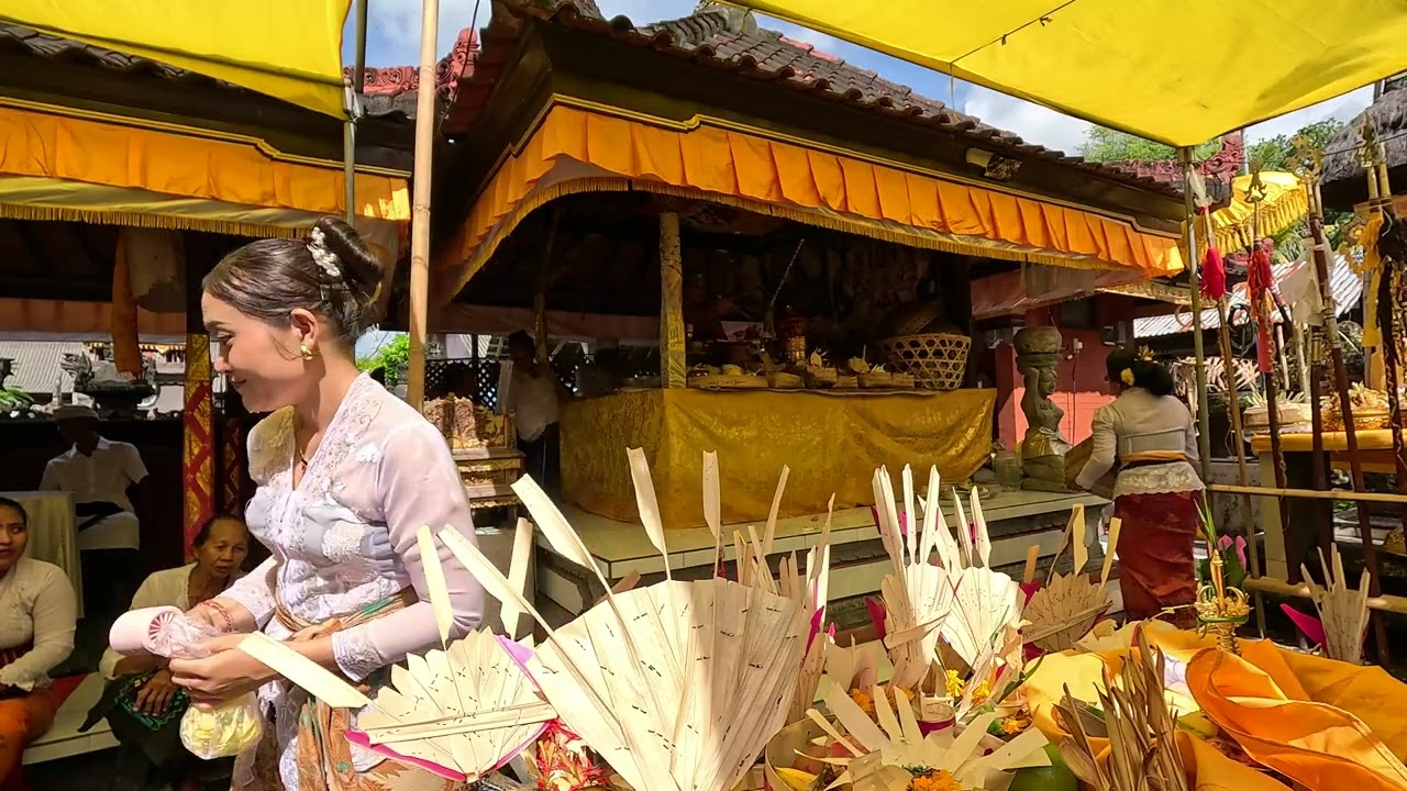 Ngeresikin Karya Piodalan Jelih Nyatur Rebah Pura Sad Kahyangan Ratu Gde Rambut Naga Sebual