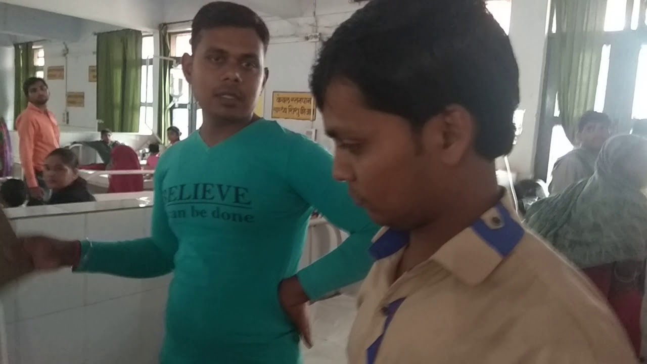 Sadar Hospital Fatehpur Kedar Lal dwara Gaya karwa rahe hai Sadar Hospital ke doctors