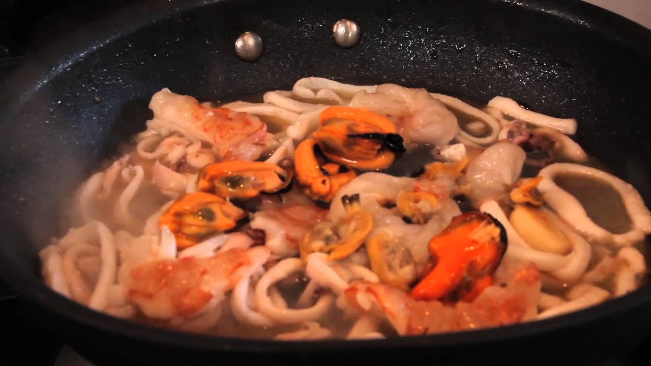 Lasagna con frutti di mare e datterini - Natale in casa Petti con Max Mariola