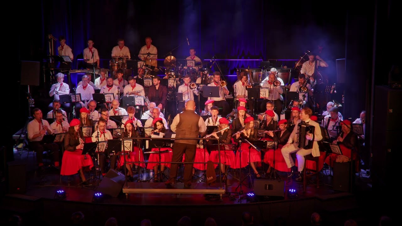 Paris Montmartre, solo akordeon: Sylwester Marczuk, Orkiestra Kamiliańska pod dyr. Olka Königa