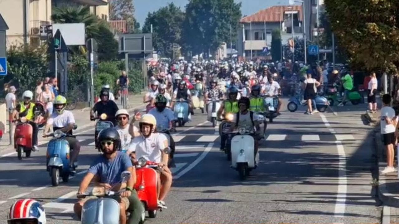 Oltre 500 vespe al raduno nazionale a Resana. E il tour passa per l'aeroporto militare di Istrana