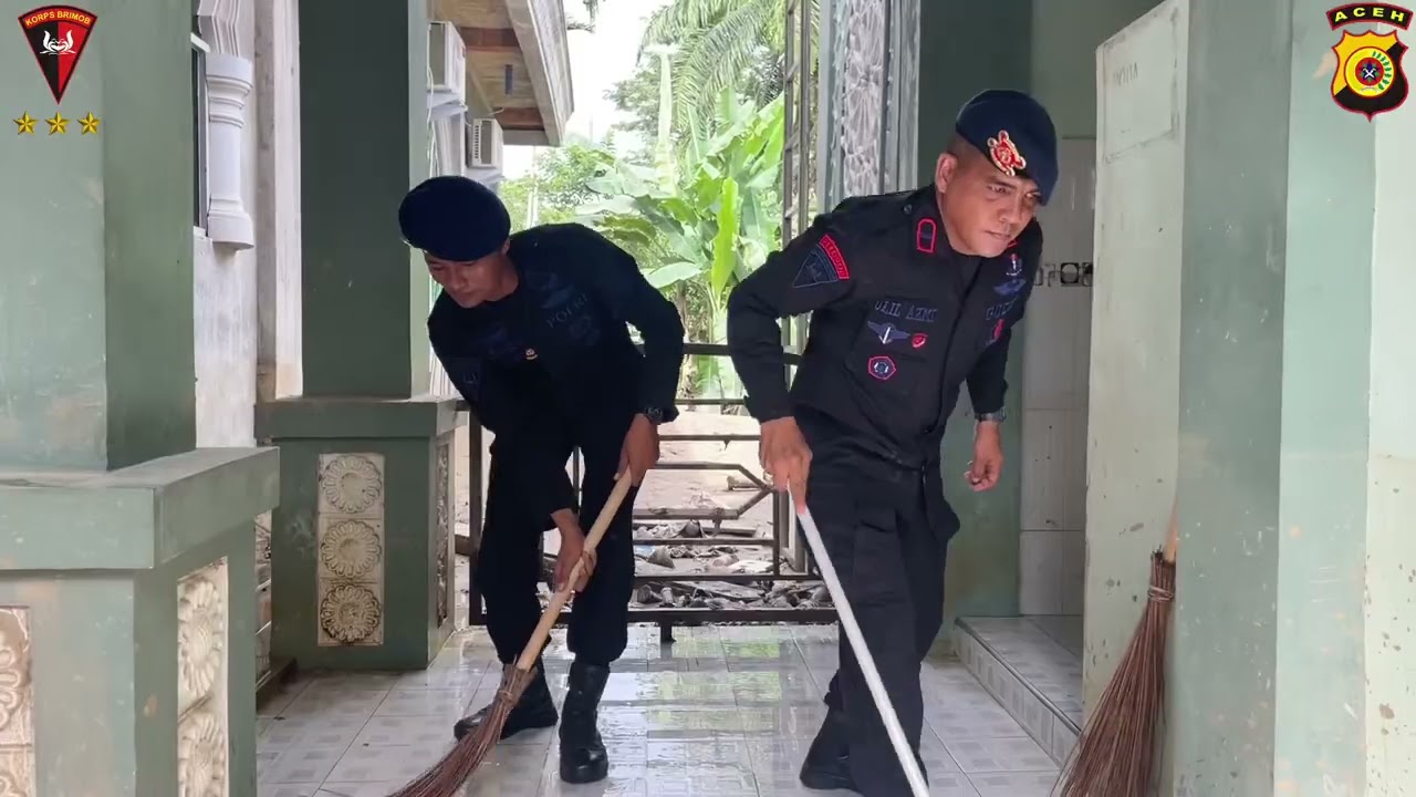 BRIMOB ACEH MELAKUKAN PEMBERSIHAN MASJID PASCA TERKENA BANJIR 
