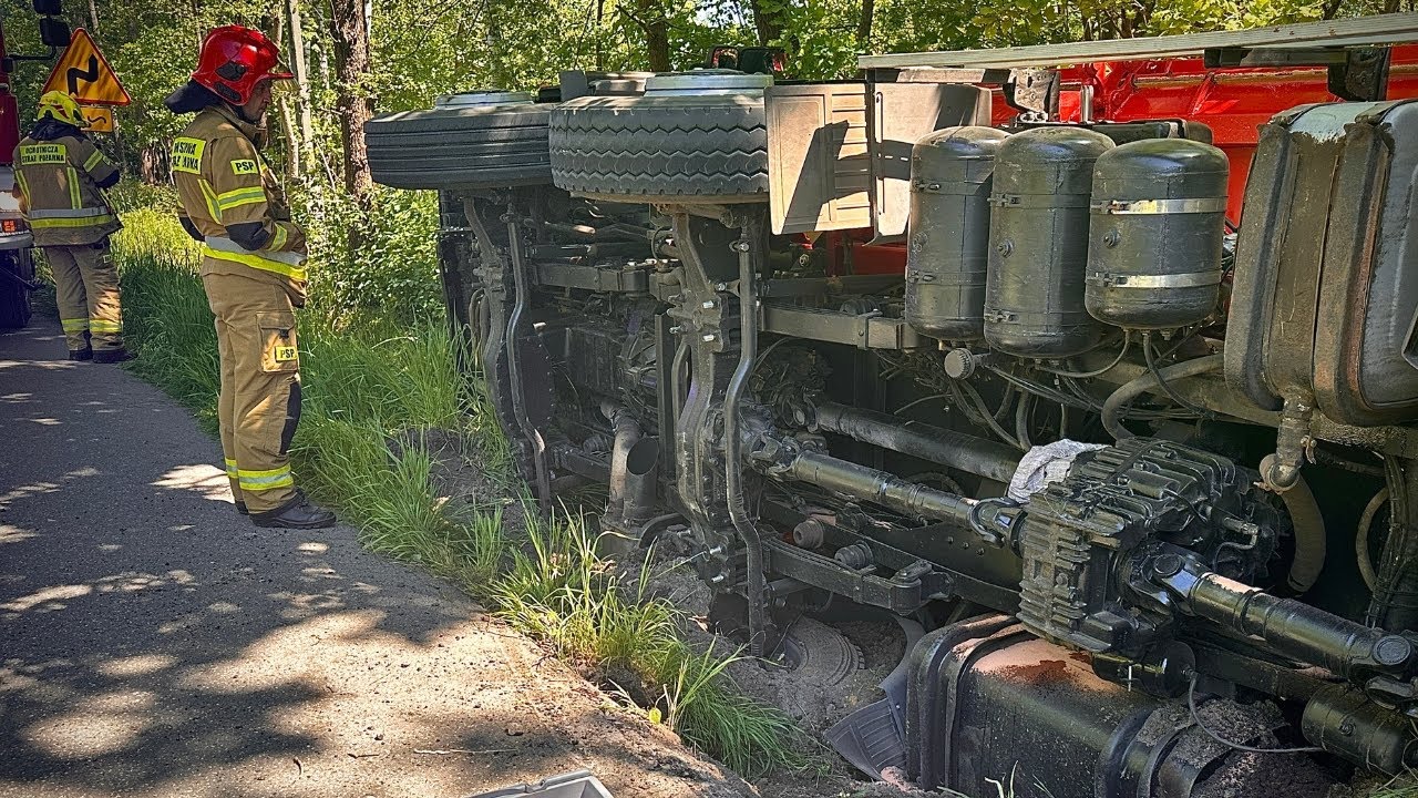 [ALARMOWO - UTRUDNIONY DOJAZD] Ciężarówka na boku, wyciek oleju┃OSP Kupno 459[R]57