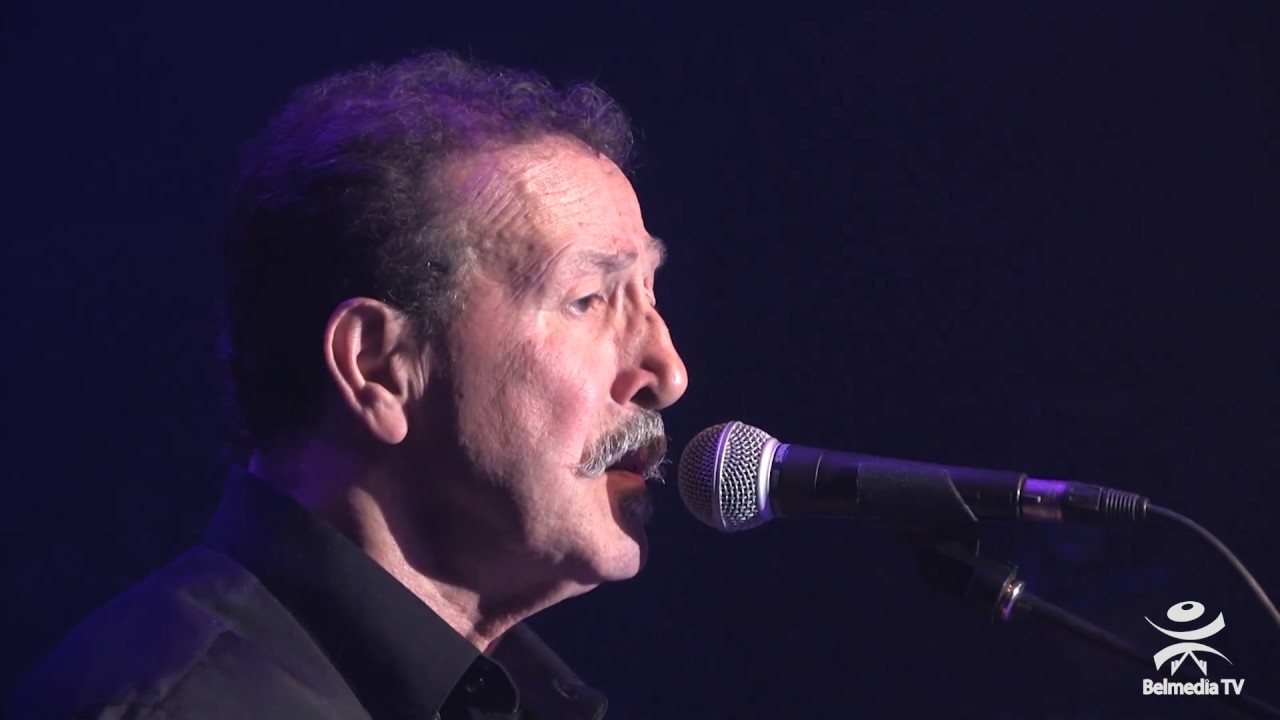 Ait Menguellet rend hommage à la femme Kabyle dans cette chanson