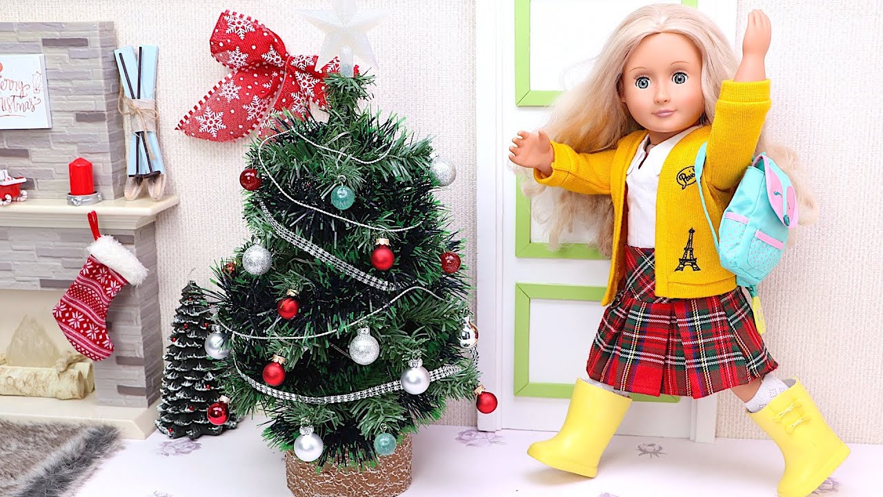 Doll Christmas vacation begins with Santa's presents!  Play Dolls  holiday traditions