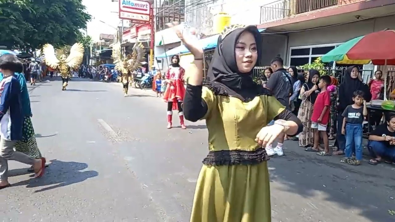Drum Band SMP Wahid Hasyim Malang Dalam Acara Pawai Budaya Kotalama 2024