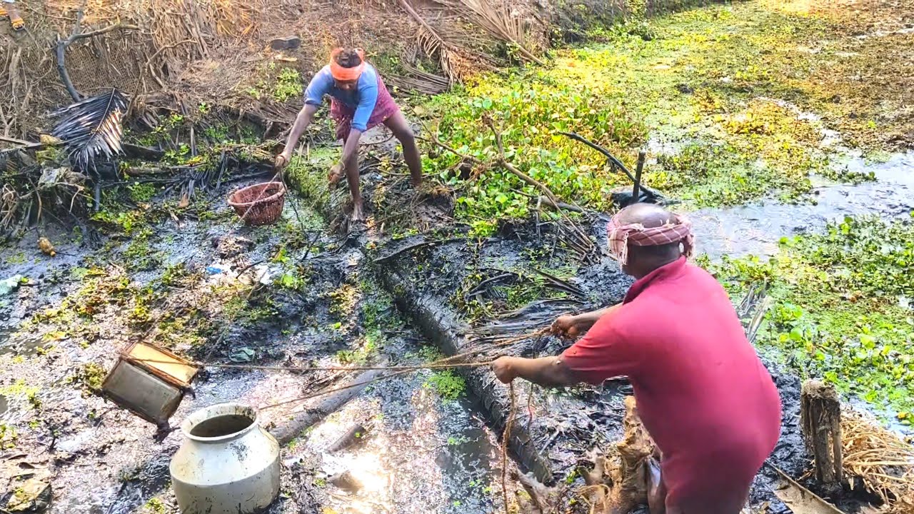 ഈ കുഴിയിലെ തൂമ്പിൽ ഒളിച്ചിരുന്ന വിരുതൻ മാരെ ഞങ്ങൾ പൊക്കി🐠😊|traditionalfishing|nadanfishing|village||