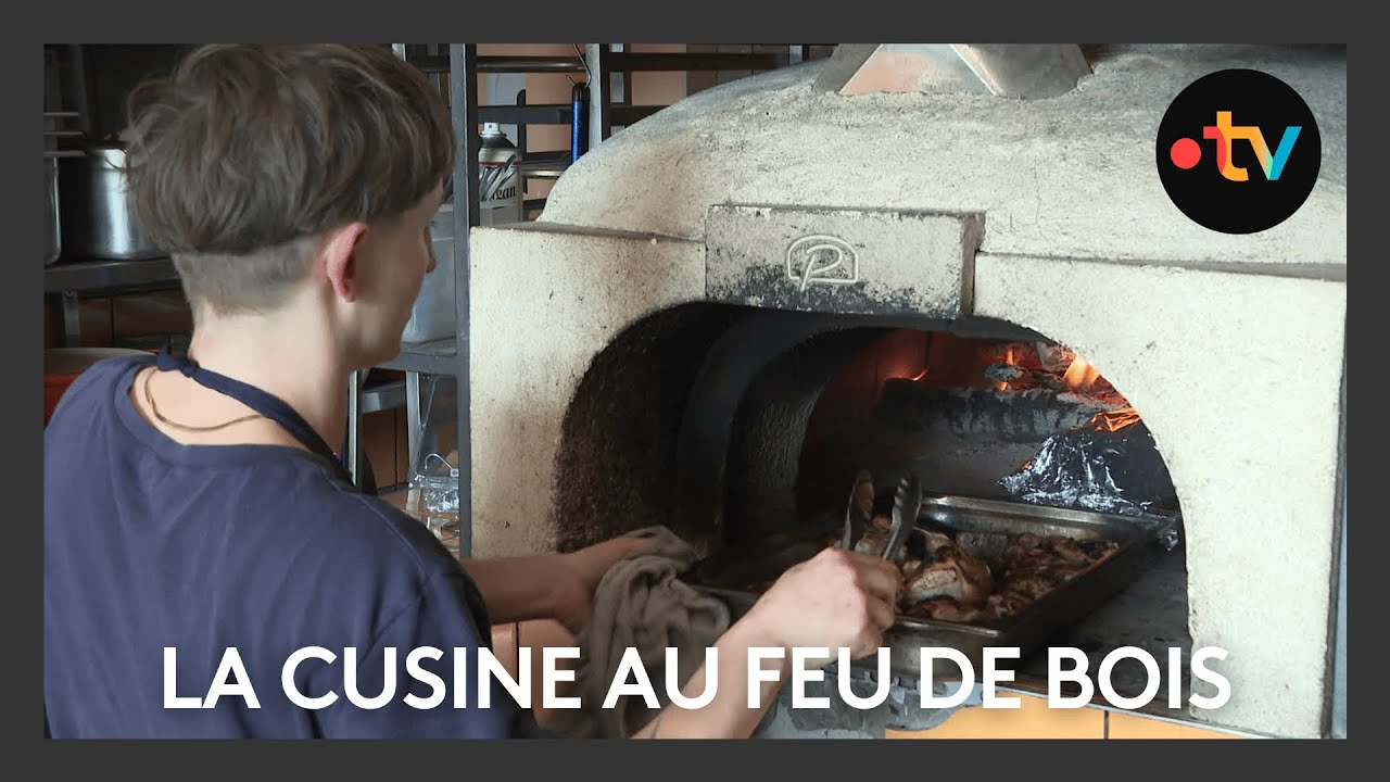 La cheffe cuisine au feu de bois dans cette auberge d'Ard&egrave;che