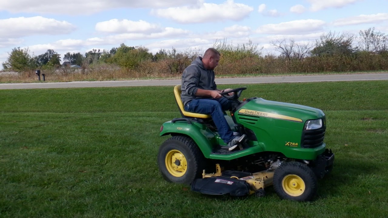 2007 JOHN DEERE X744 For Sale