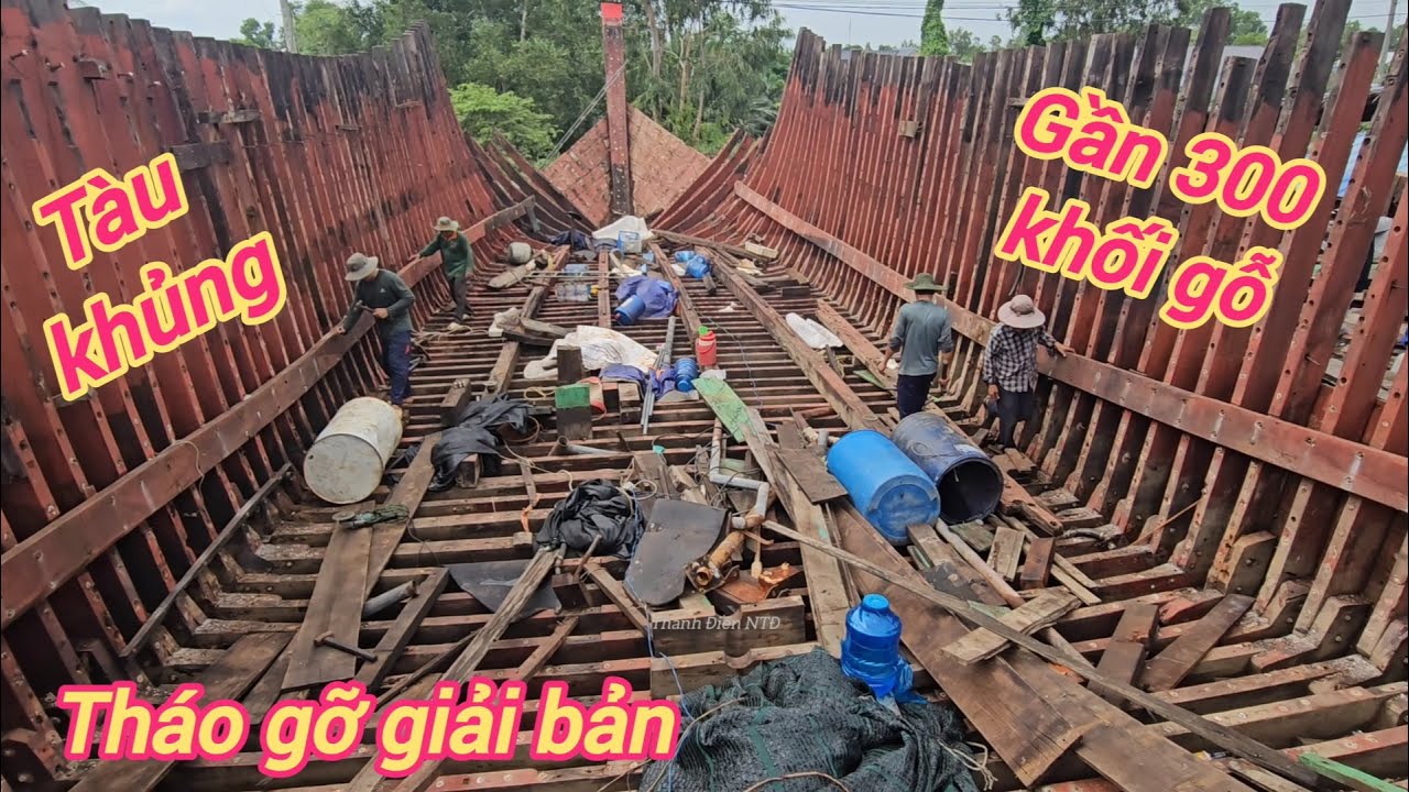 Tháo gỡ tàu vỏ gỗ cũng phải biết cách và rất nhiều công sức
