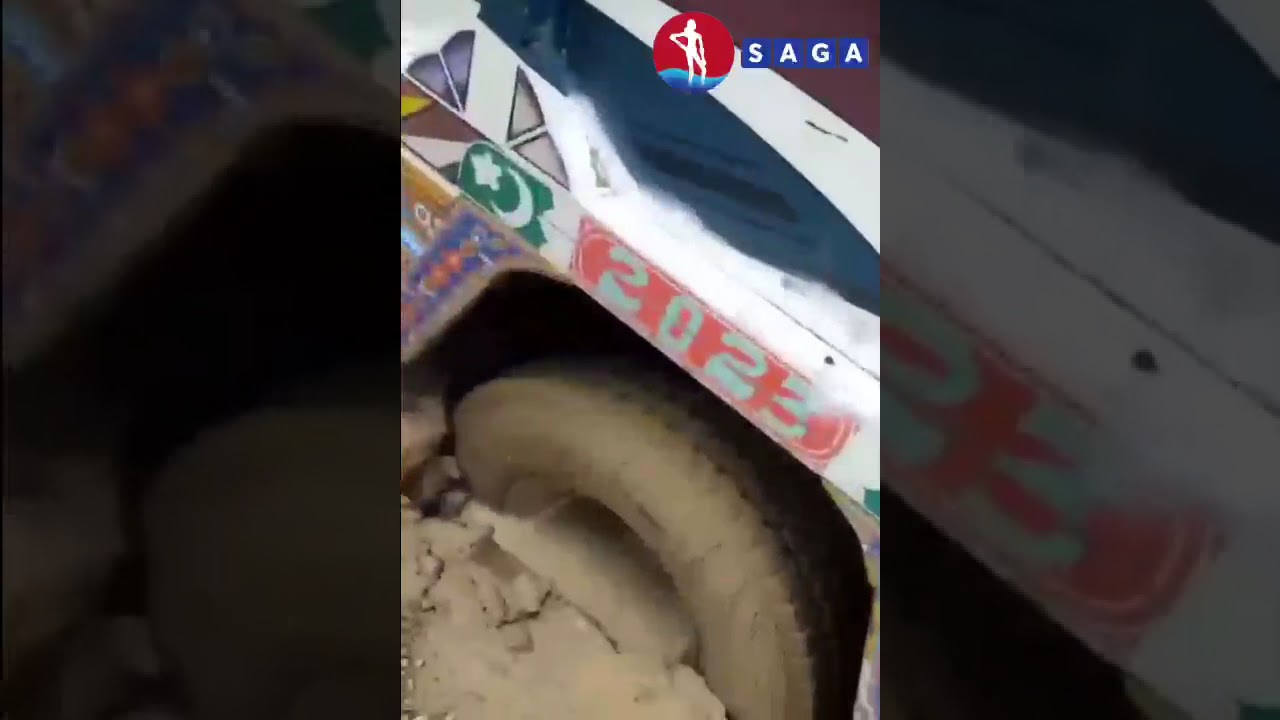Road Collapses in Model Colony Karachi, Bus and Truck Get Stuck | Citizen Eyewitness Account