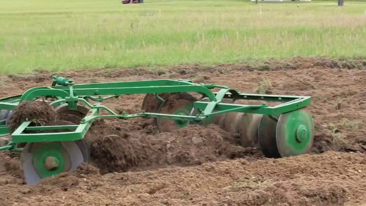 John Deere 2 cylinders Planting corn 2020