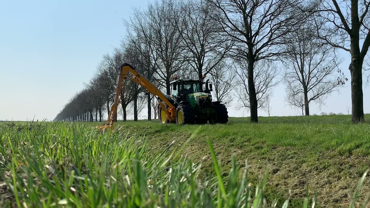 Maaikorven John Deere 6135r met Herder
