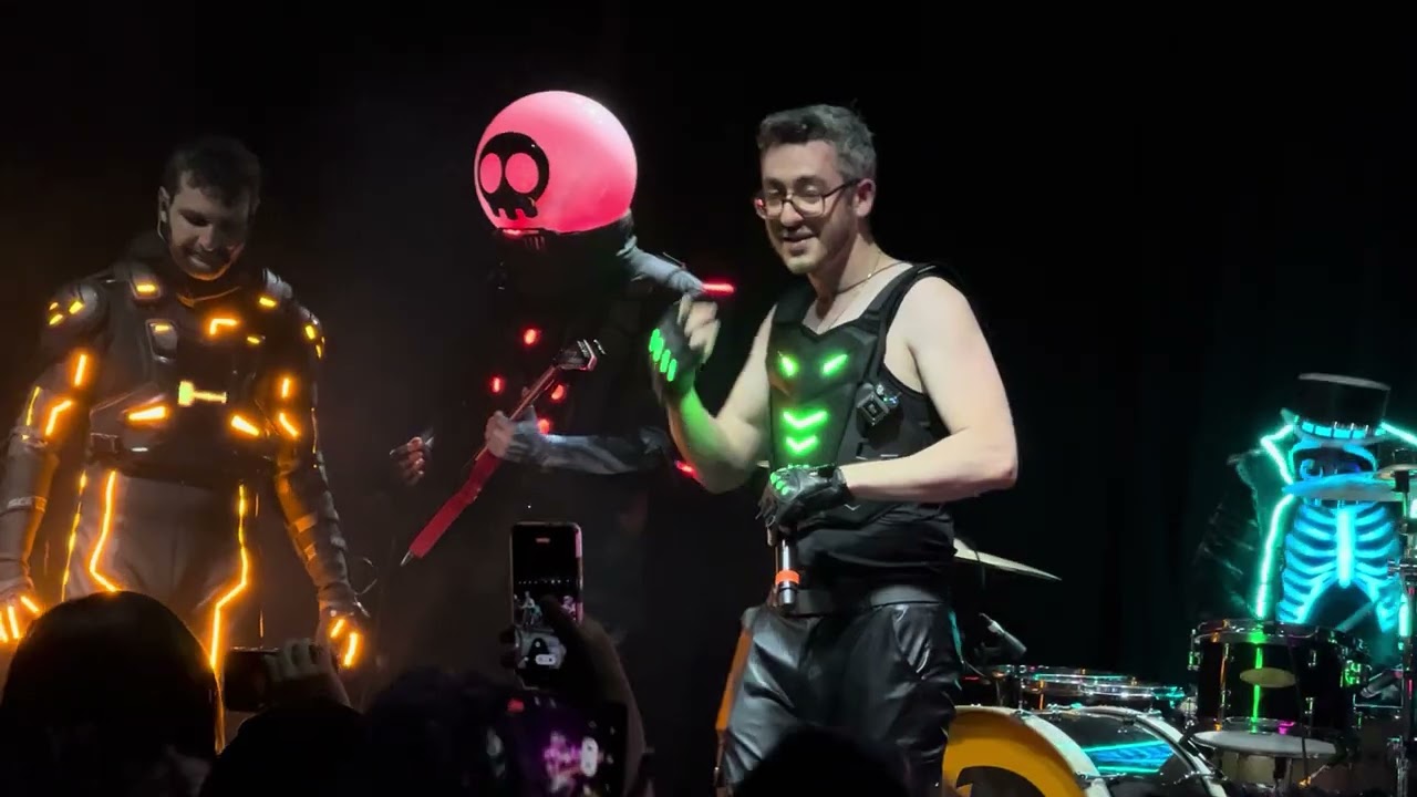 Five Nights at Freddys (The Living Tombstones LIVE)