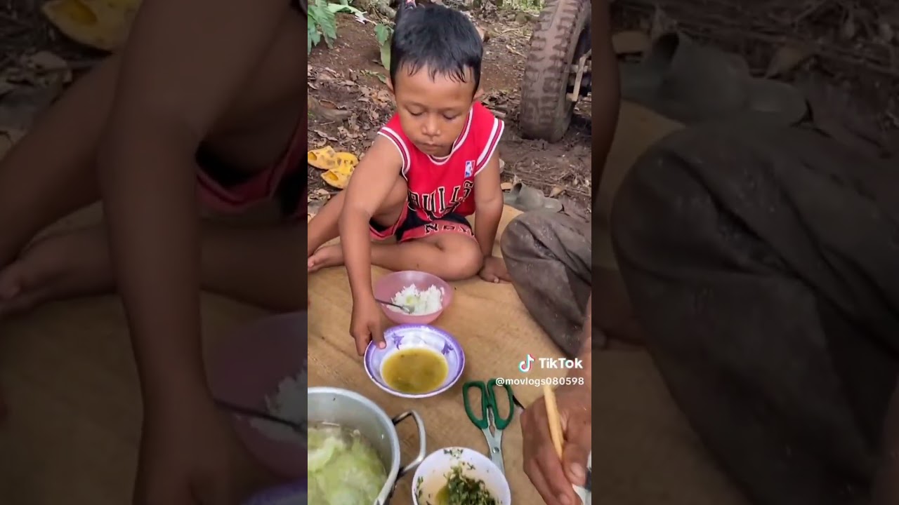 Xe công nông chở củi phần 13