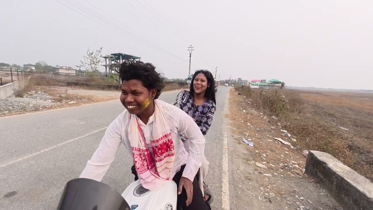 Holi Ke Din Apni Dos ki girlfriend ko Ghuma raha Hai 😱￼