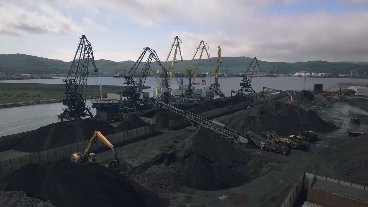 3x TS 52 Radial Telescopic stockpiling coal in Maly Port