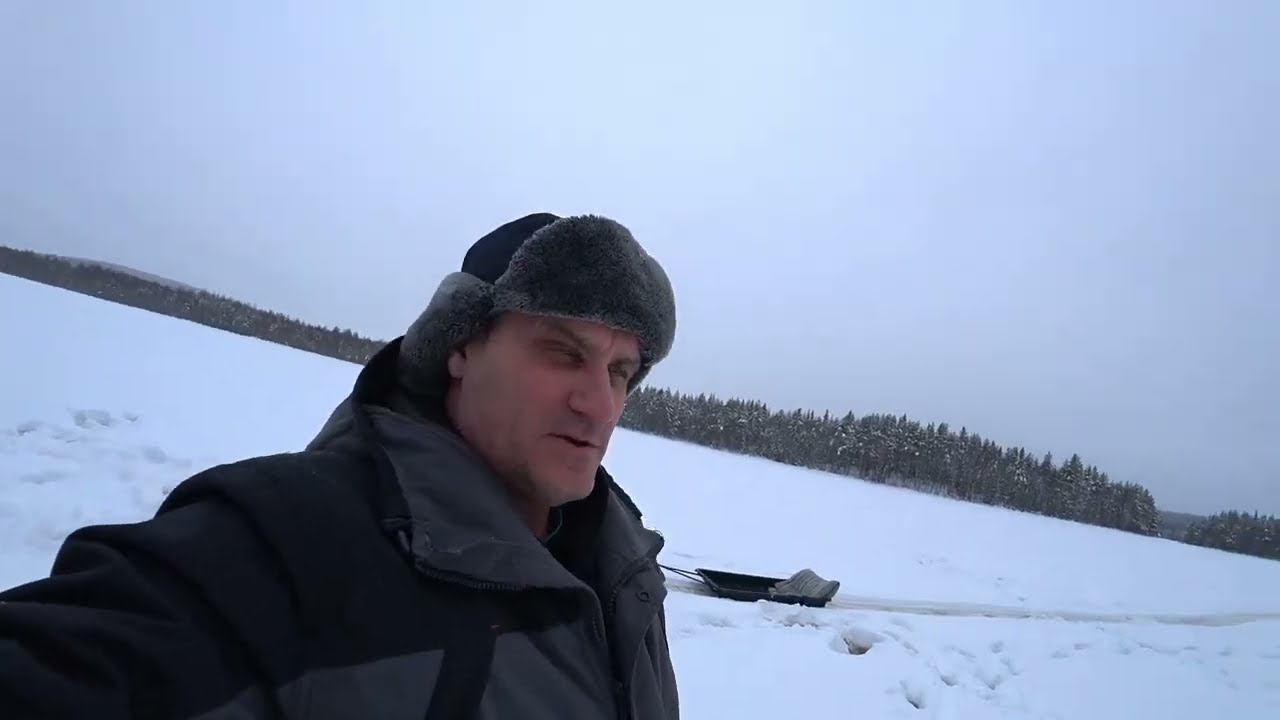 Очень трудовая рыбалка на лесном озере.