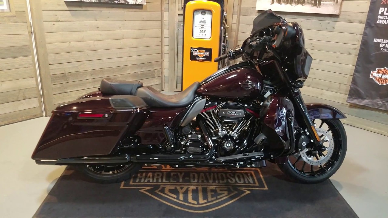 2019 CVO Screamin' Eagle Street Glide Special FLHXS -Black Forest