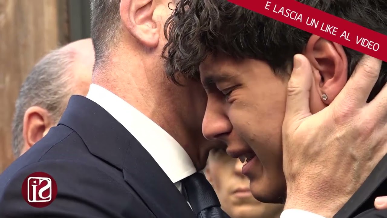 Funerali poliziotto ucciso, l'abbraccio del capo della Polizia Vittorio Pisani al figlio in lacrime