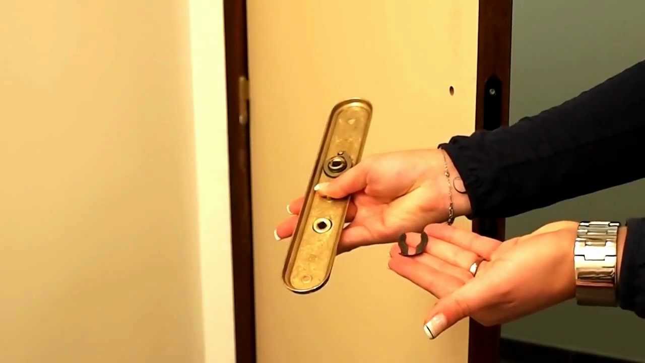 Changer une poignée de porte et inverser sans outil le sens de la condamnation d'une poignée SOFOC
