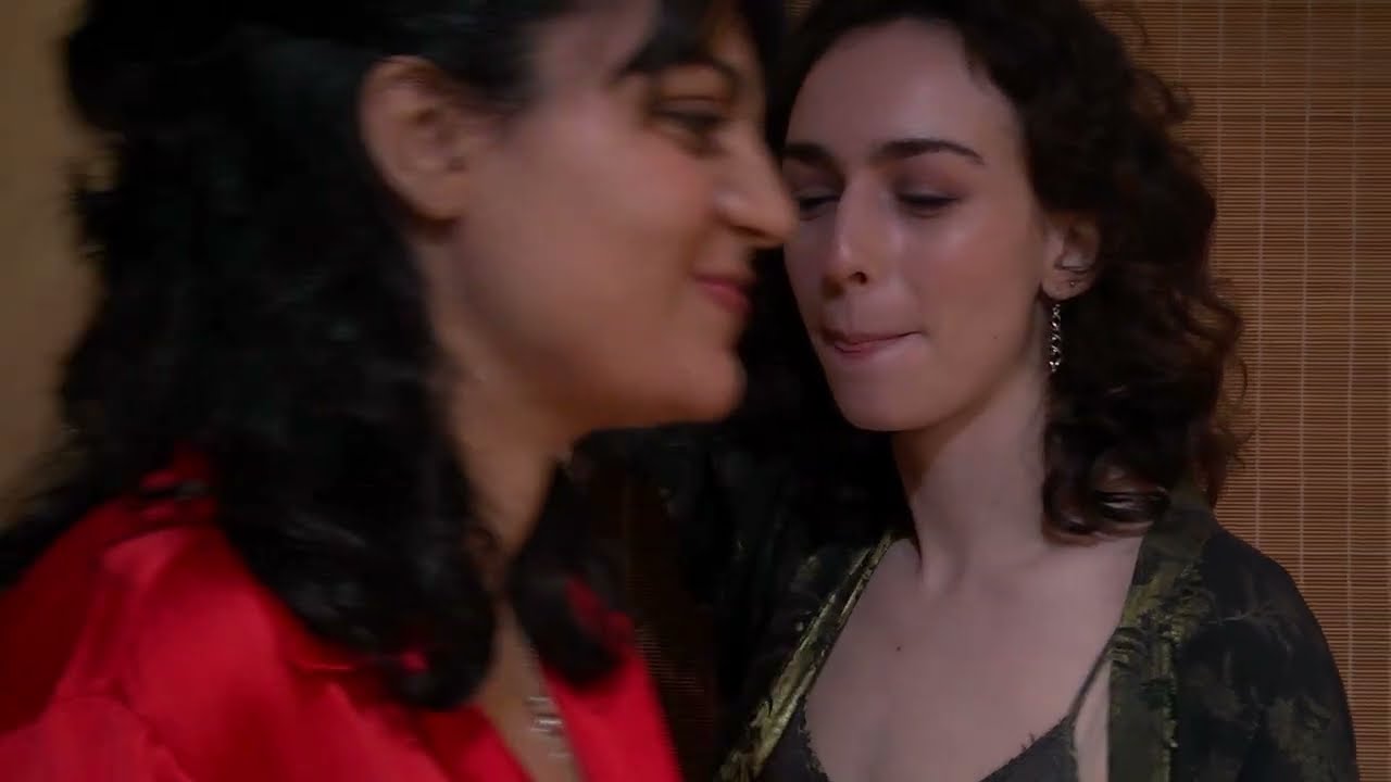 Alba Muñoz Vico e Inés Fernández Pascual en escena de Friends.