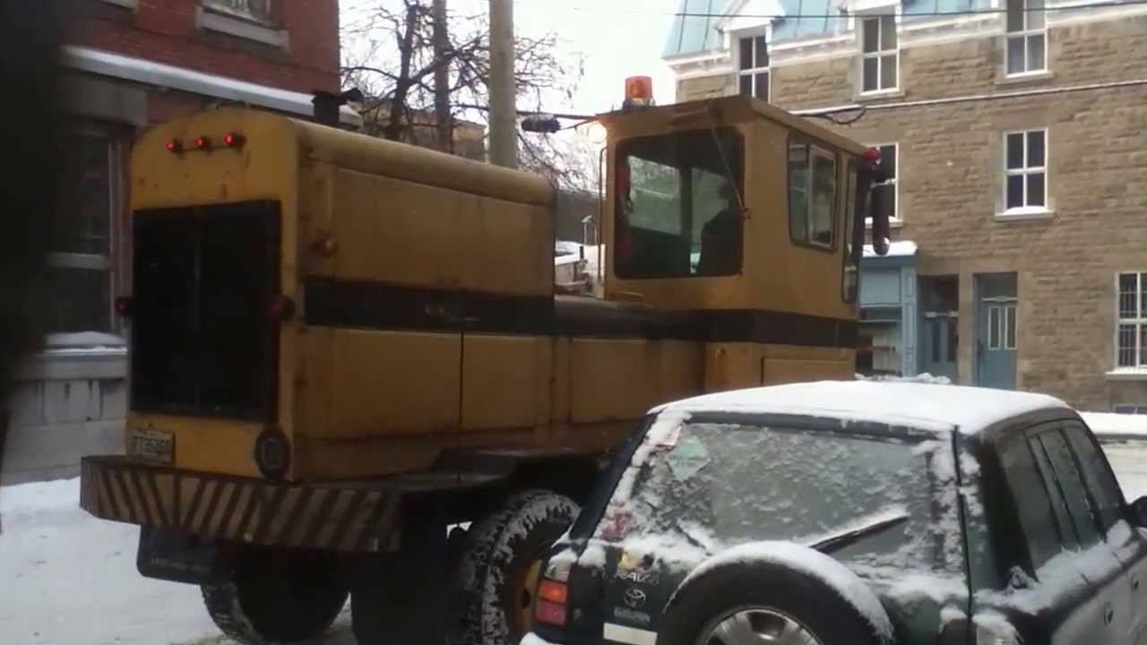 Sicard Snowmaster snow removal  tight spot Action in Montréal dec.2013