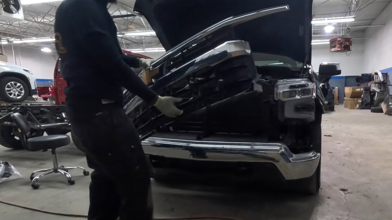 КАК СНЯТЬ ВСЕ ДЕТАЛИ С ПЕРЕДНЕЙ ЧАСТИ НОВЫХ МОДЕЛЕЙ SILVERADO! (БАМПЕРЫ, РЕШЕТКИ РАДИАТОРА, РАСПР...