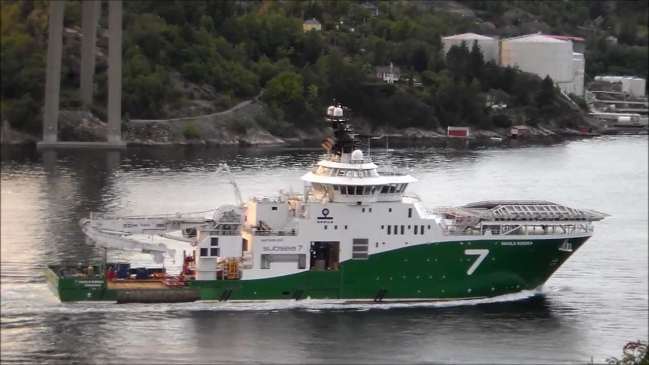 Havila Subsea passerer Askøybrua på vei inn til Bergen