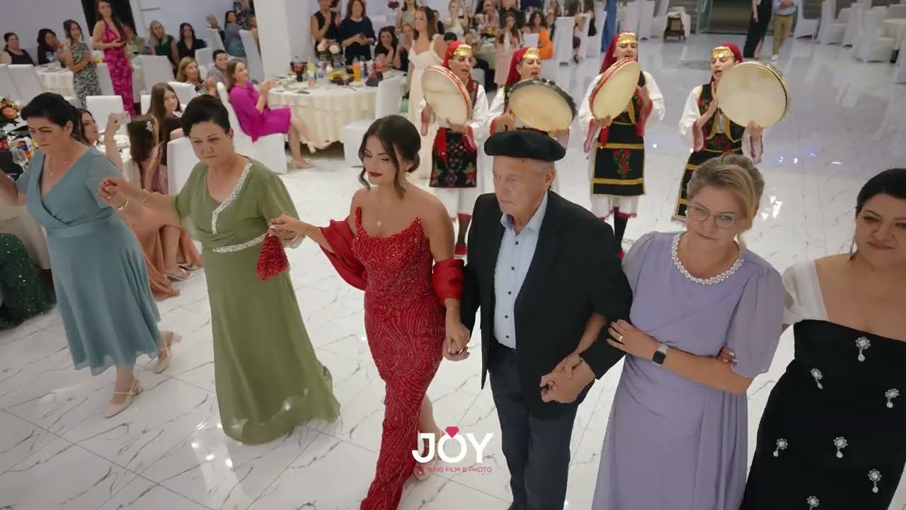 Wow! Atmosferë e zjarrtë në kanagjegjin e Laurentes! 🔥👰✨