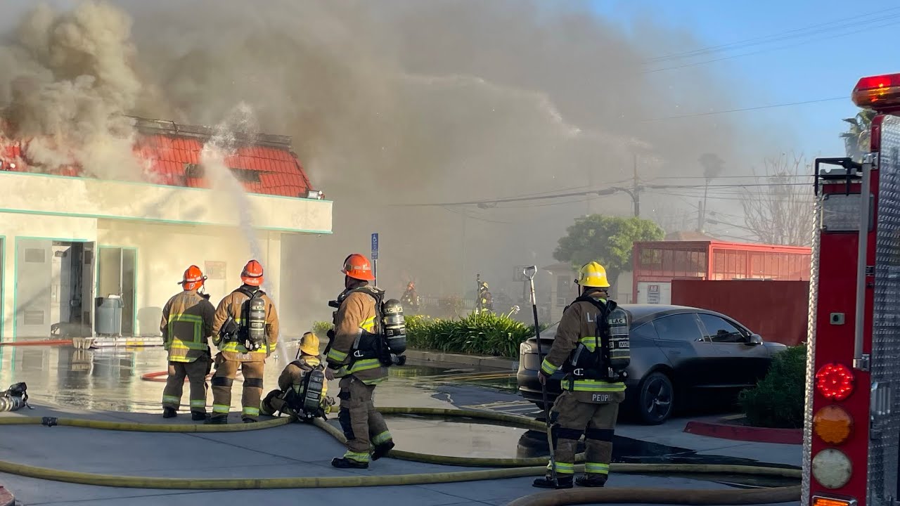 LACoFD Battling 2nd alarm Fire At Tom’s famous burger 12, Pomona CA,  || Mission IC