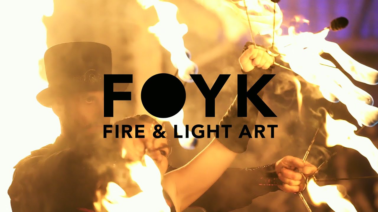 Foyk Feuershow mit Pyrotechnik beim Chateau G&uuml;tsch, Luzern 2022