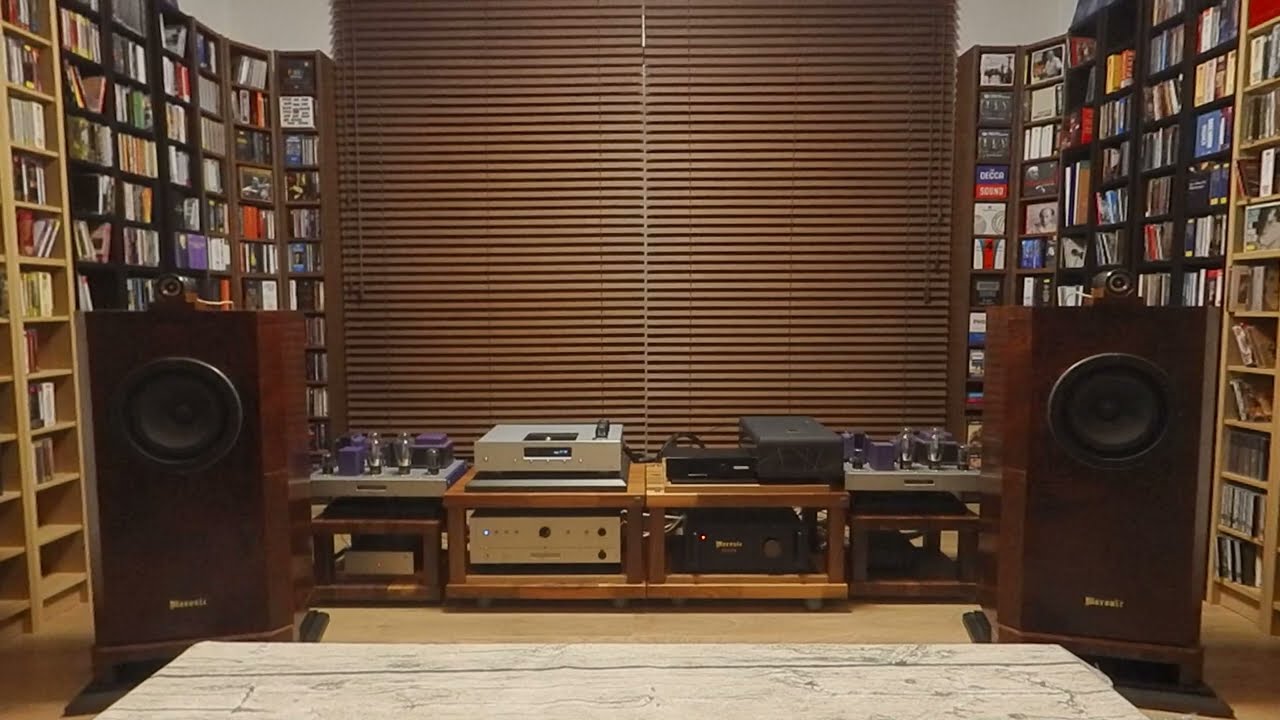 Hibari Misora.美空ひばり.Kanashii Sake. 悲しい酒. Japanese audio system is playing.