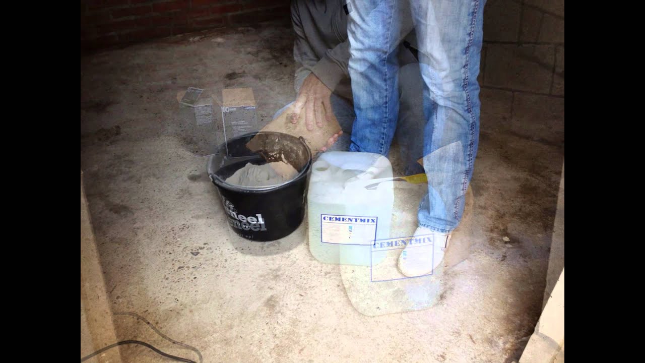 Zelf een cementvloer maken met Cementmix, als vervanger van water.
