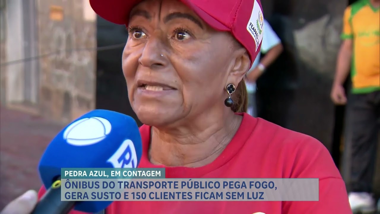 Ônibus do transporte público pega fogo e deixa moradores de Contagem (MG) sem energia elétrica