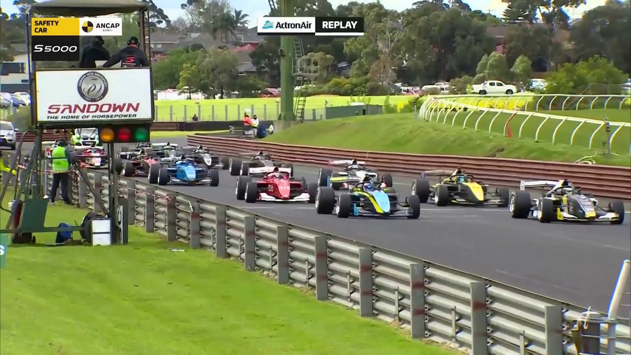 S5000 Sandown: Feature race start