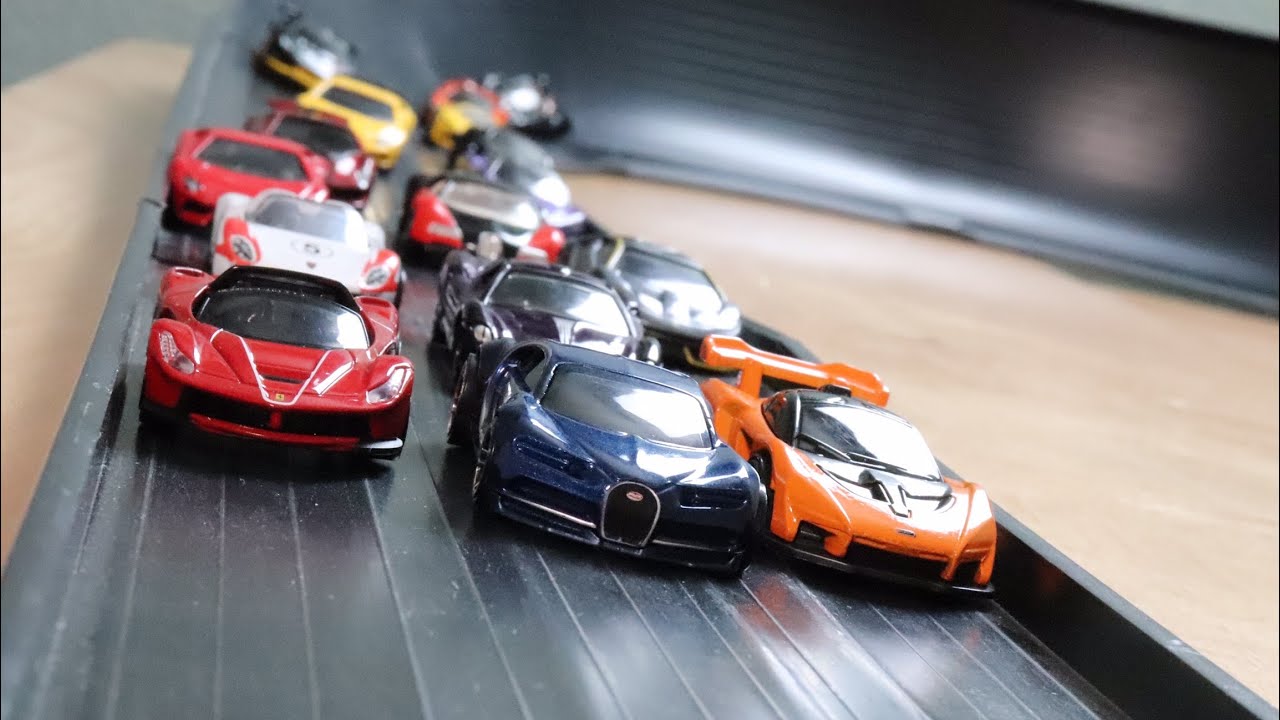 HOT WHEELS HYPERCAR FAT TRACK MERGE RACE (feat. Bugatti Chiron) | JonRacer3