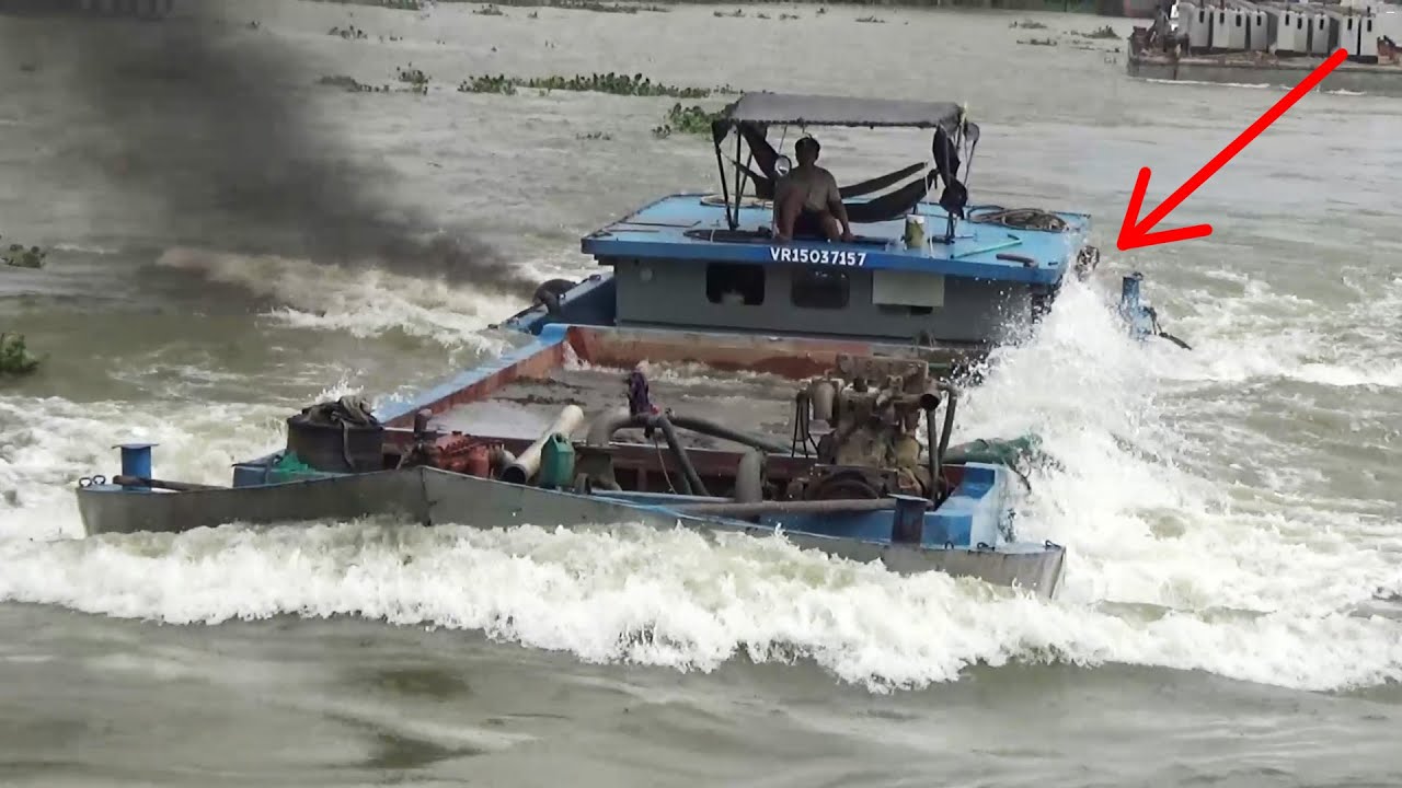 nước tràn vào Sà lan nhưng tài công không dám dừng