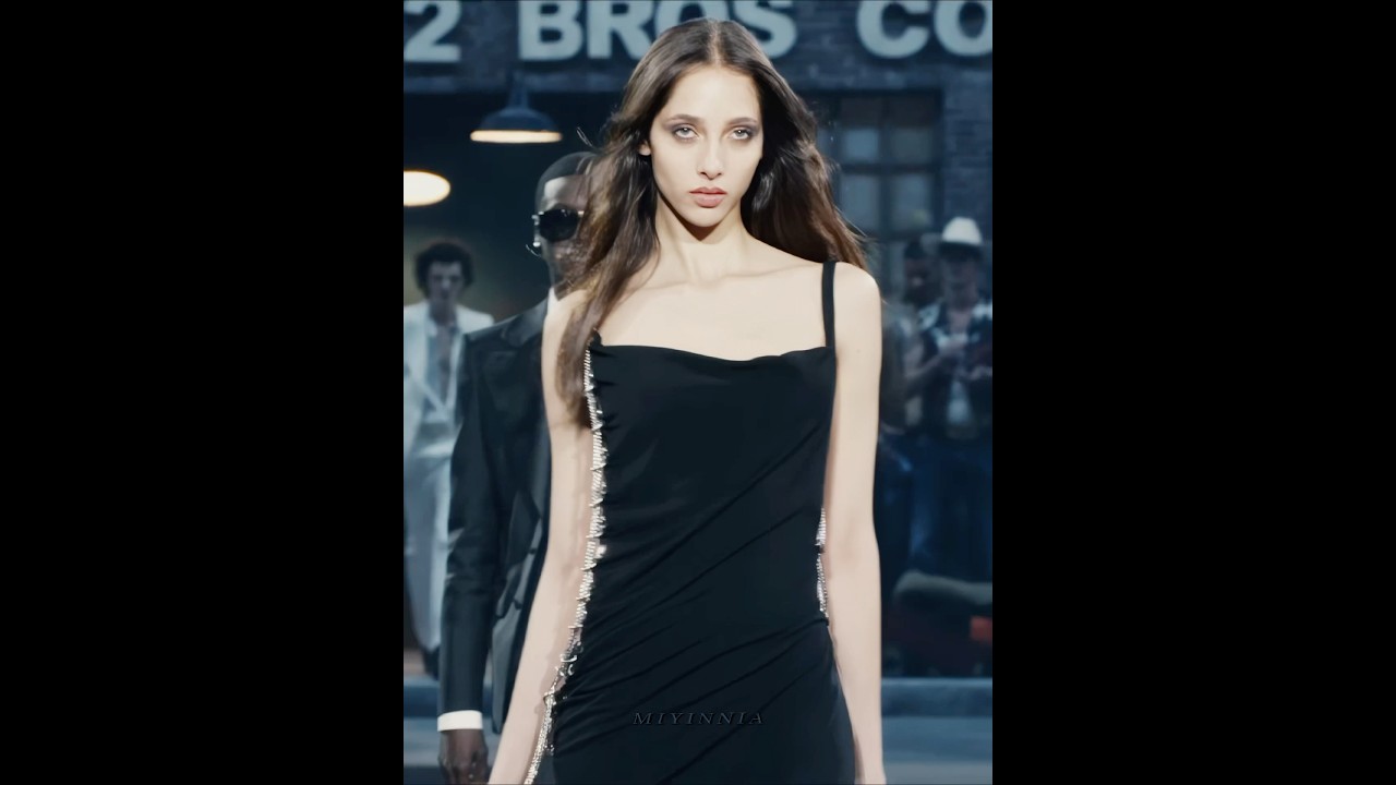 OMG! Her catwalk is fantastic and so sexy! #yasminwijnaldum