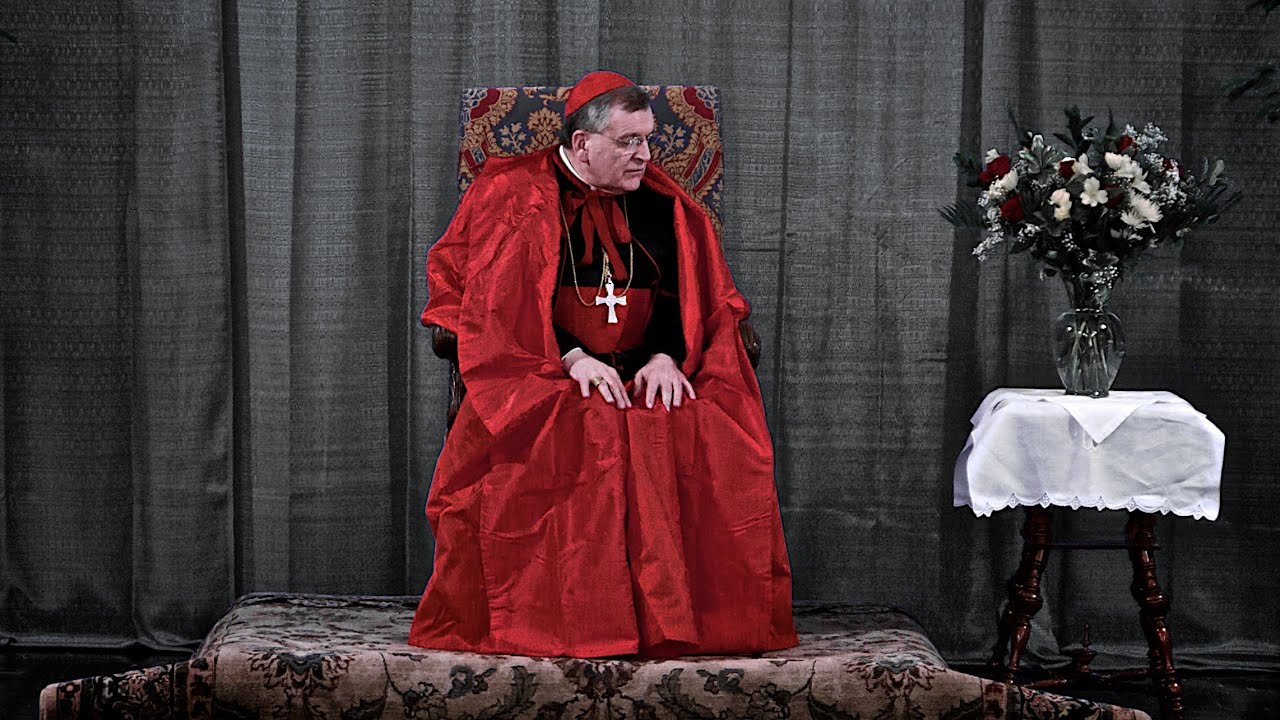 Como é a paramentação de um BISPO / CARDEAL para a Missa? Confira a paramentação do cardeal Burke.