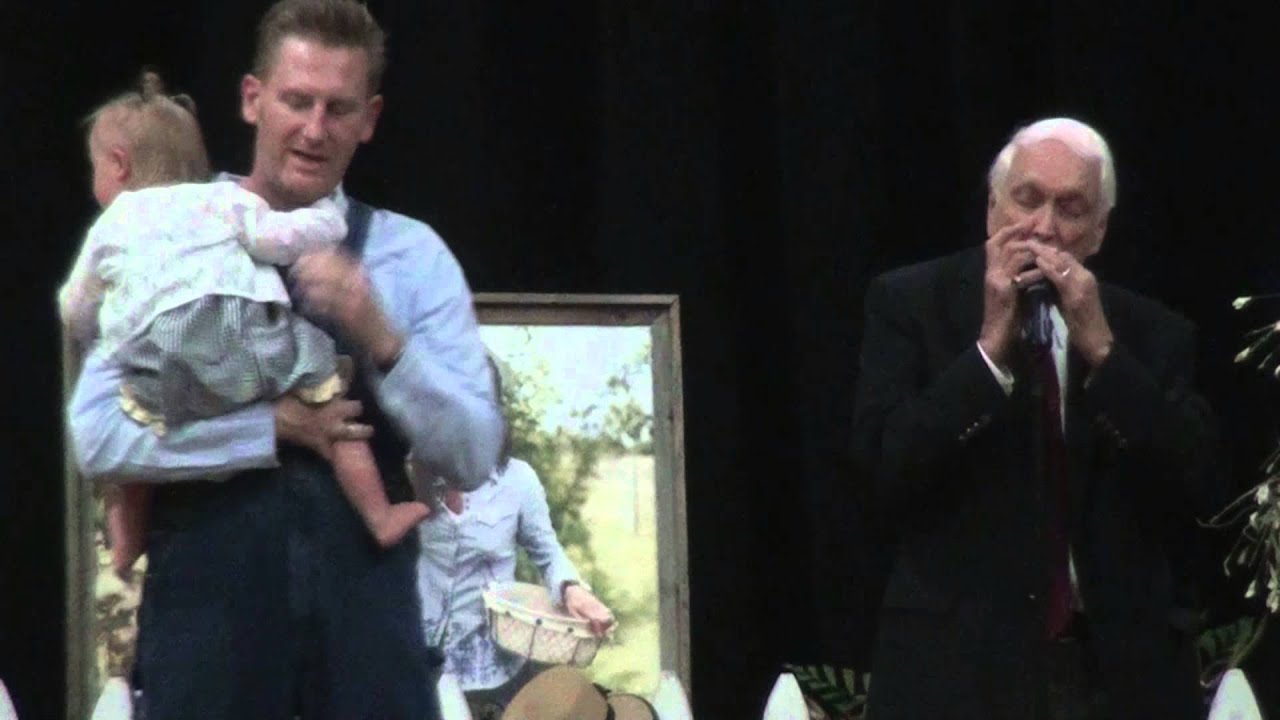 Fans join for Joey Martin Feek memorial service