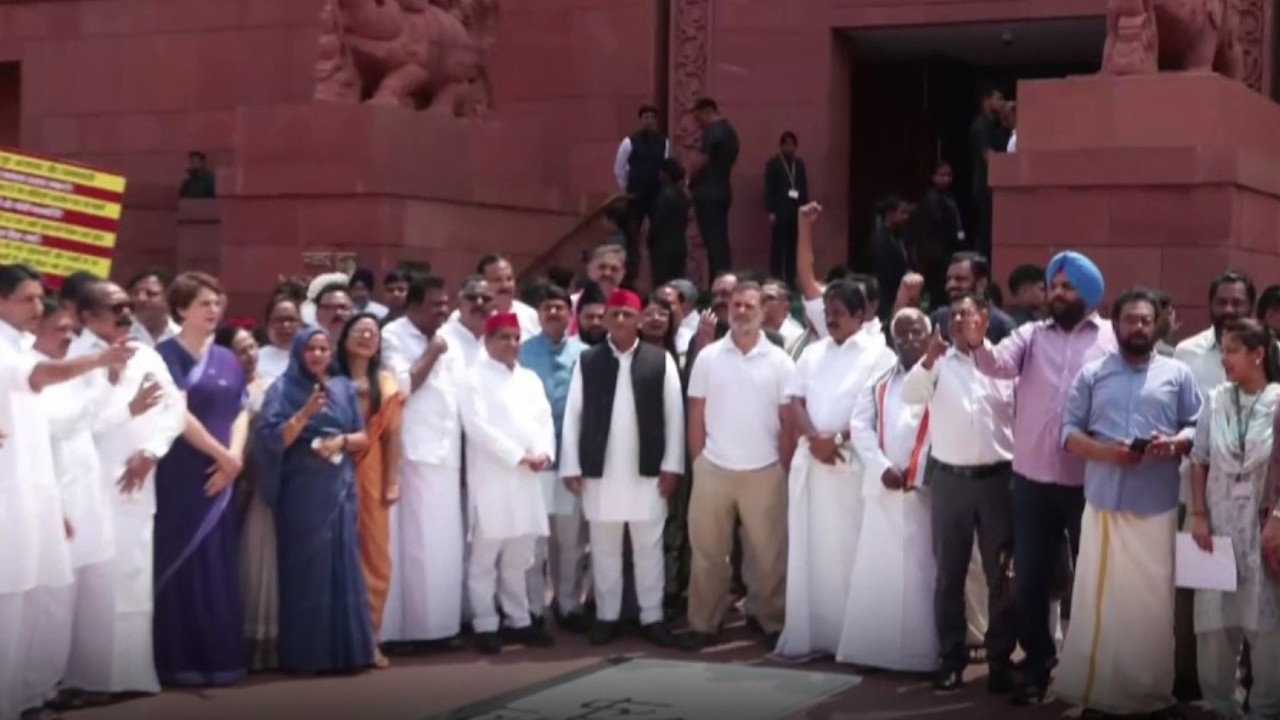 Rahul, Priyanka Gandhi Join Opposition Protest At Parliament Over Jantar Mantar Incident | Congress