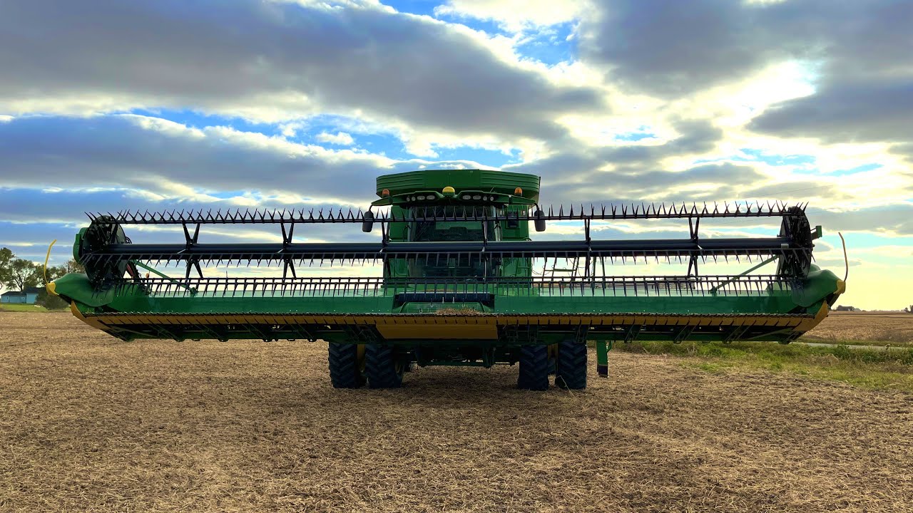 Harvesting Soybeans with John Deere s670 Combine