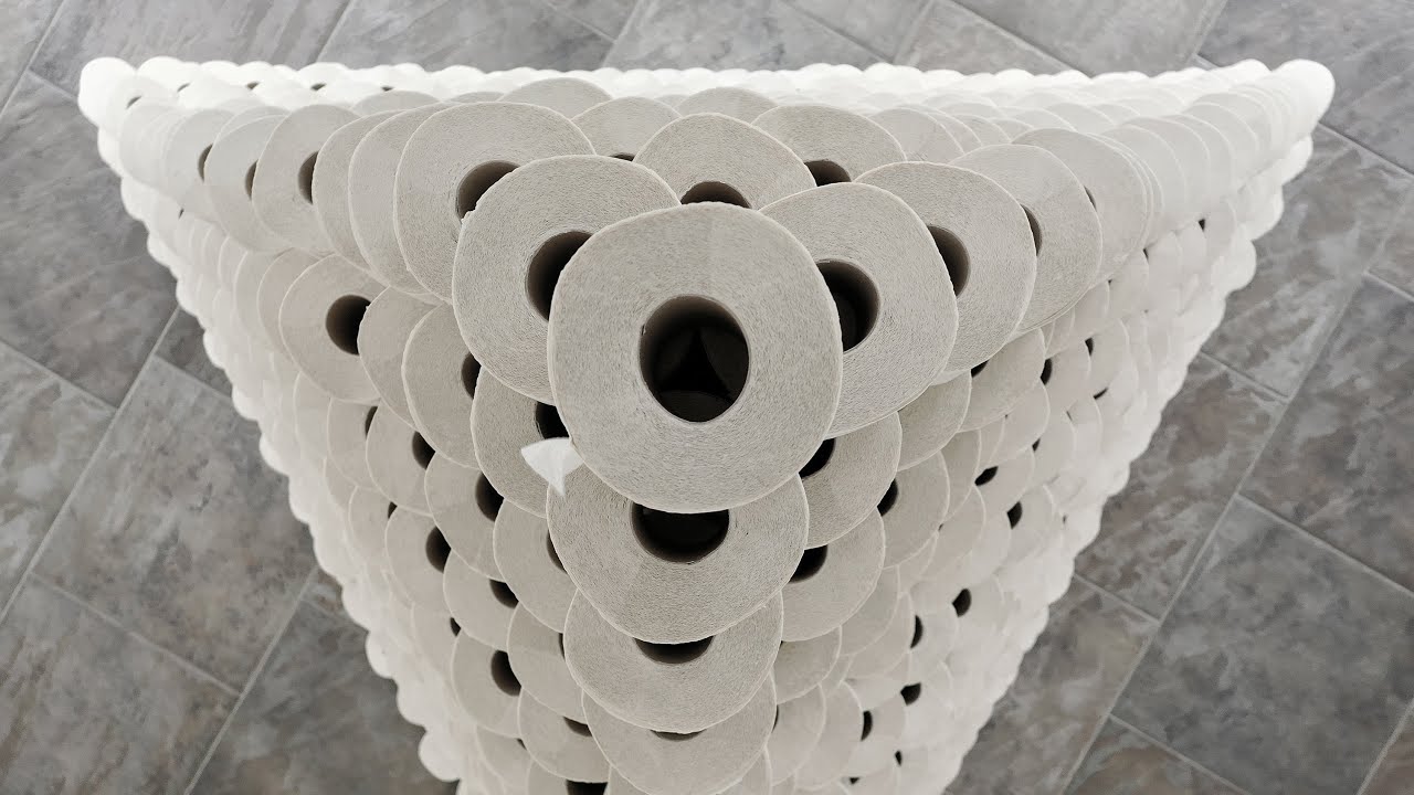 Dreiseitige Pyramide aus 2024 Toilettenpapierrollen 🧻 🧻 🧻 in der Galerie Obertor in Chur